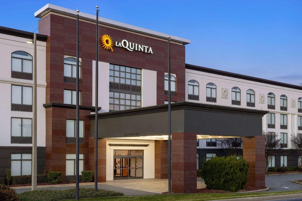 La Quinta Inn & Suites by Wyndham Mooresville - Housity