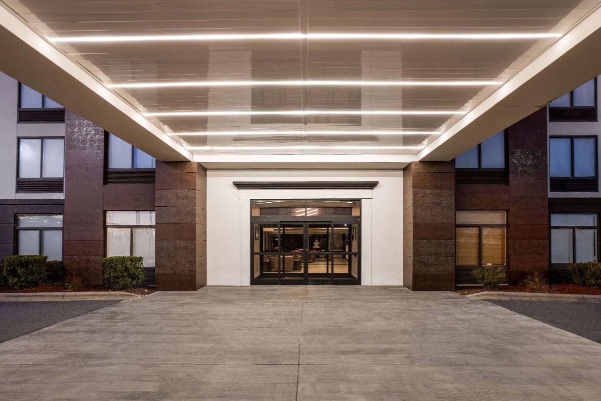 La Quinta Inn & Suites by Wyndham Mooresville - Housity