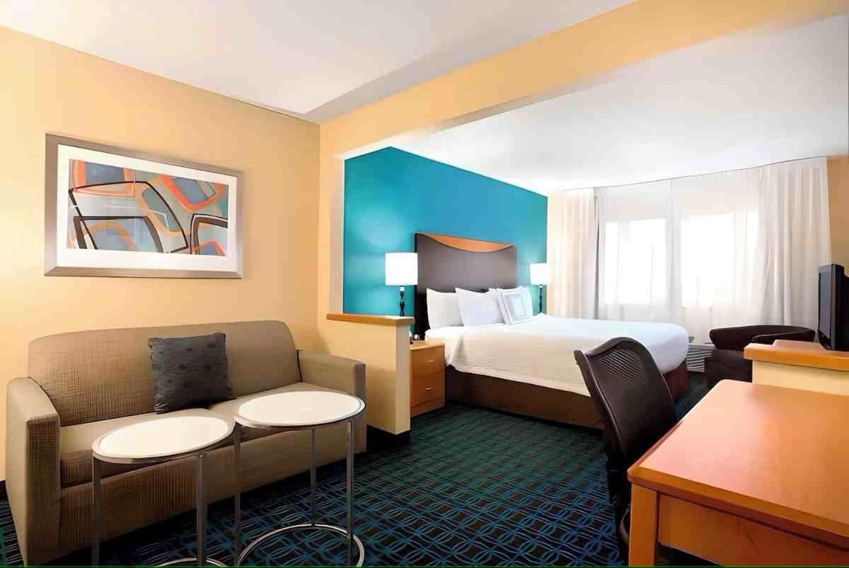 dubuque inn & suites - Housity