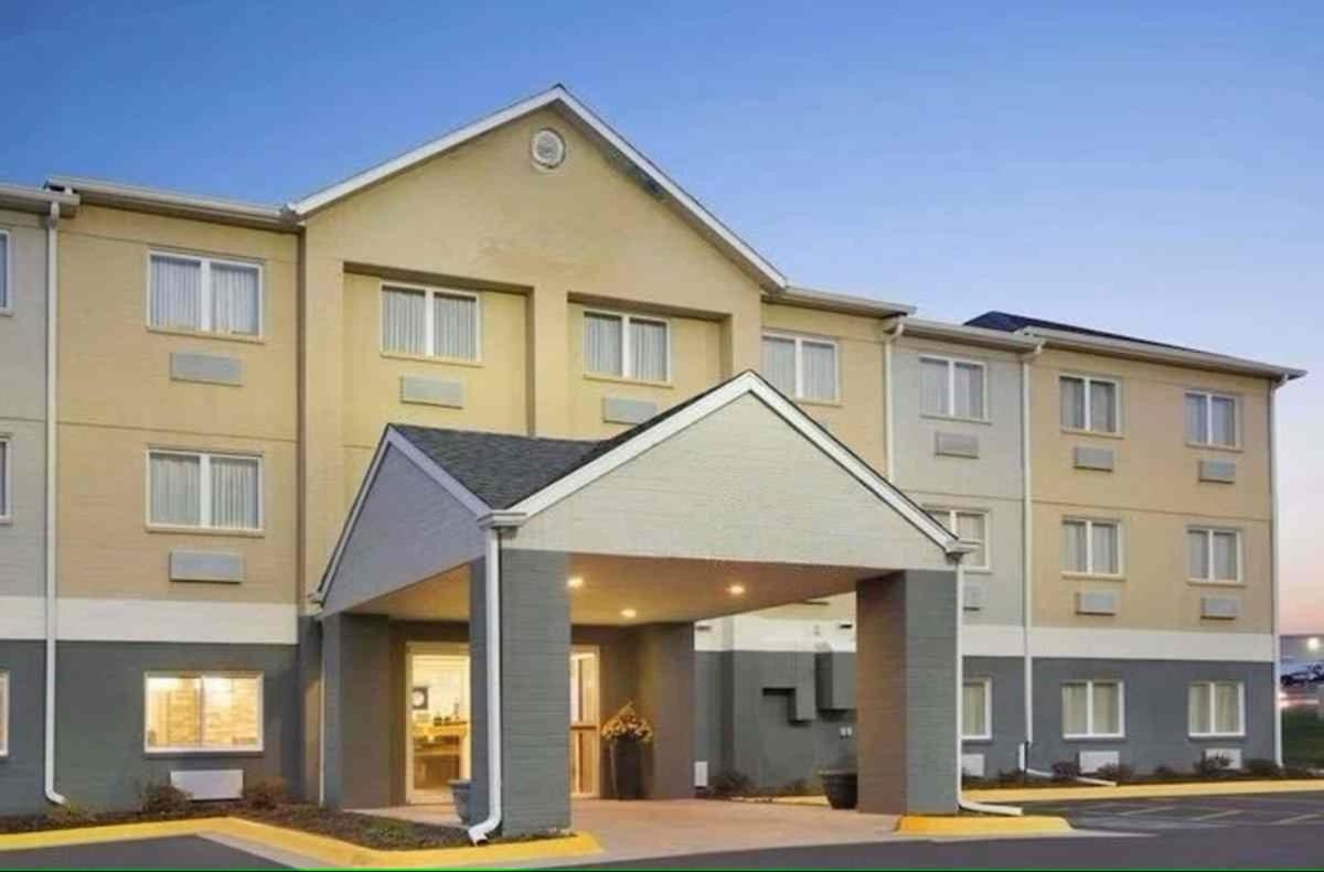 dubuque inn & suites - Housity