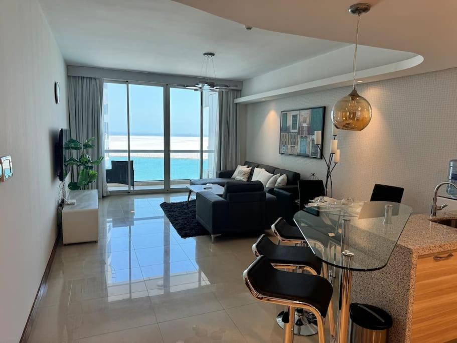 Suitetrails - Luxurious Apartment with Stunning Pool & Sea View