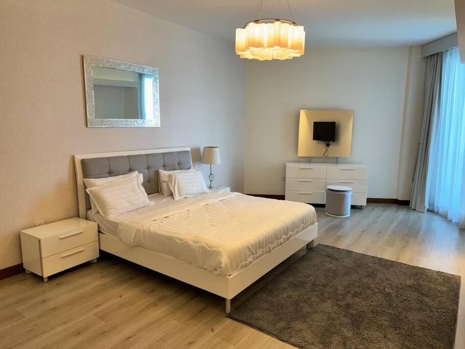 Suitetrails - Luxurious Apartment with Stunning Pool & Sea View