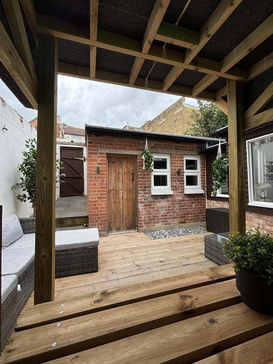 Coastal Comfort Seaside Cabin with Spacious Garden - Housity