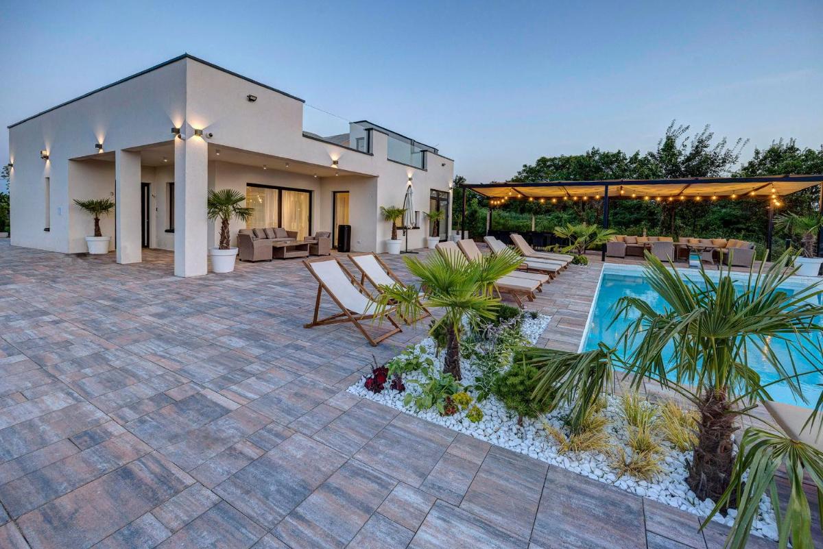 Hill Luxury House - Housity