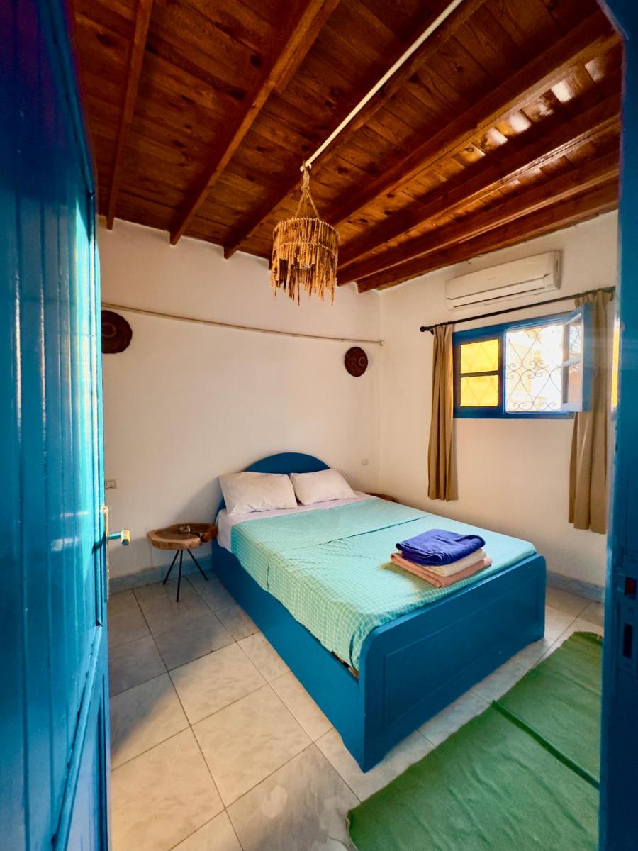 Blue Villa in Lighthouse - Housity