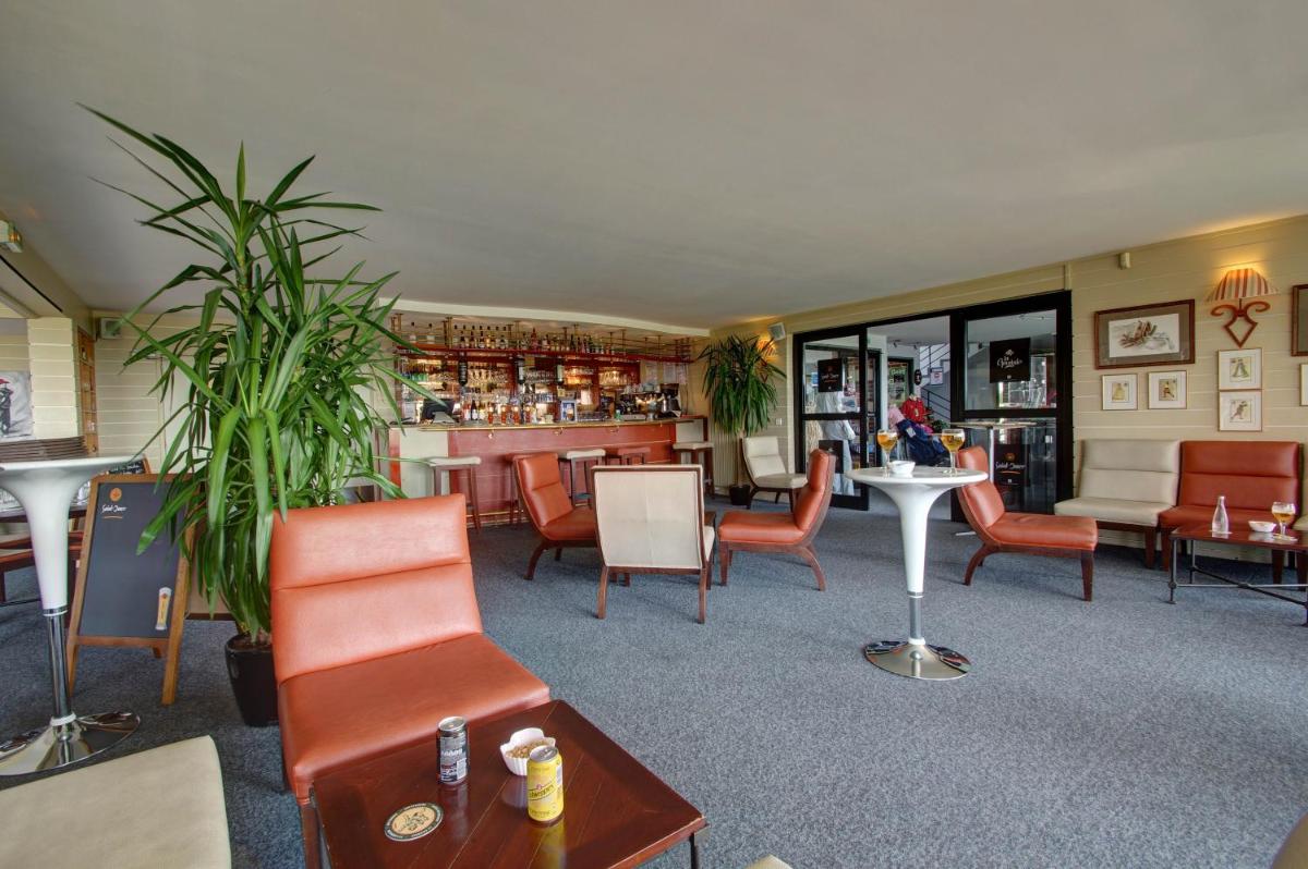 Coin salon dans l'établissement Hôtel du Golf
