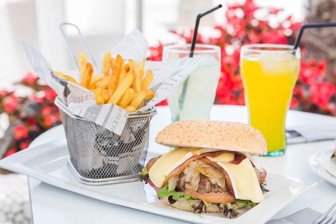 Comida en o cerca de este hotel