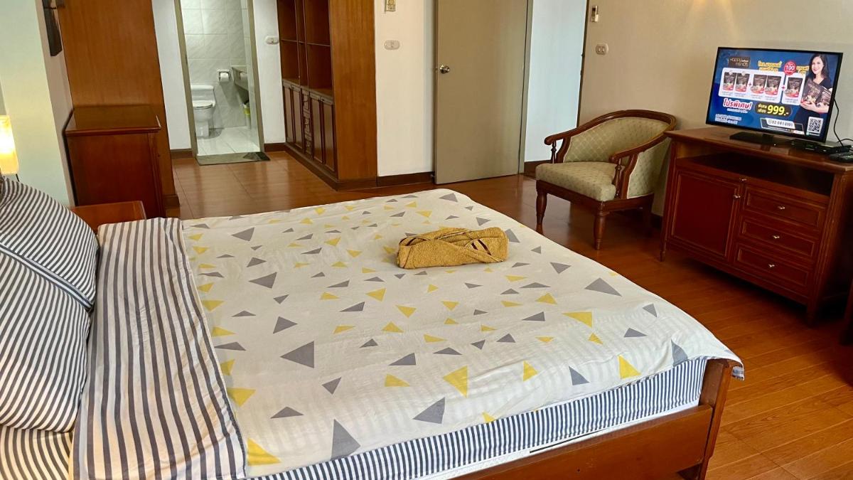 Omni Towers - Large 1 Bedroom Condo Soi Nana - Housity