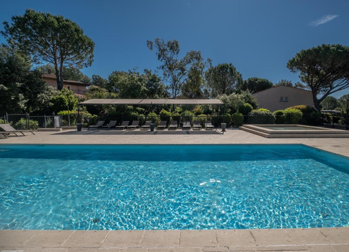 Piscine de l'établissement Les Appartements et Maisons du Domaine de Saint Endréol Golf & Spa Resort ou située à proximité