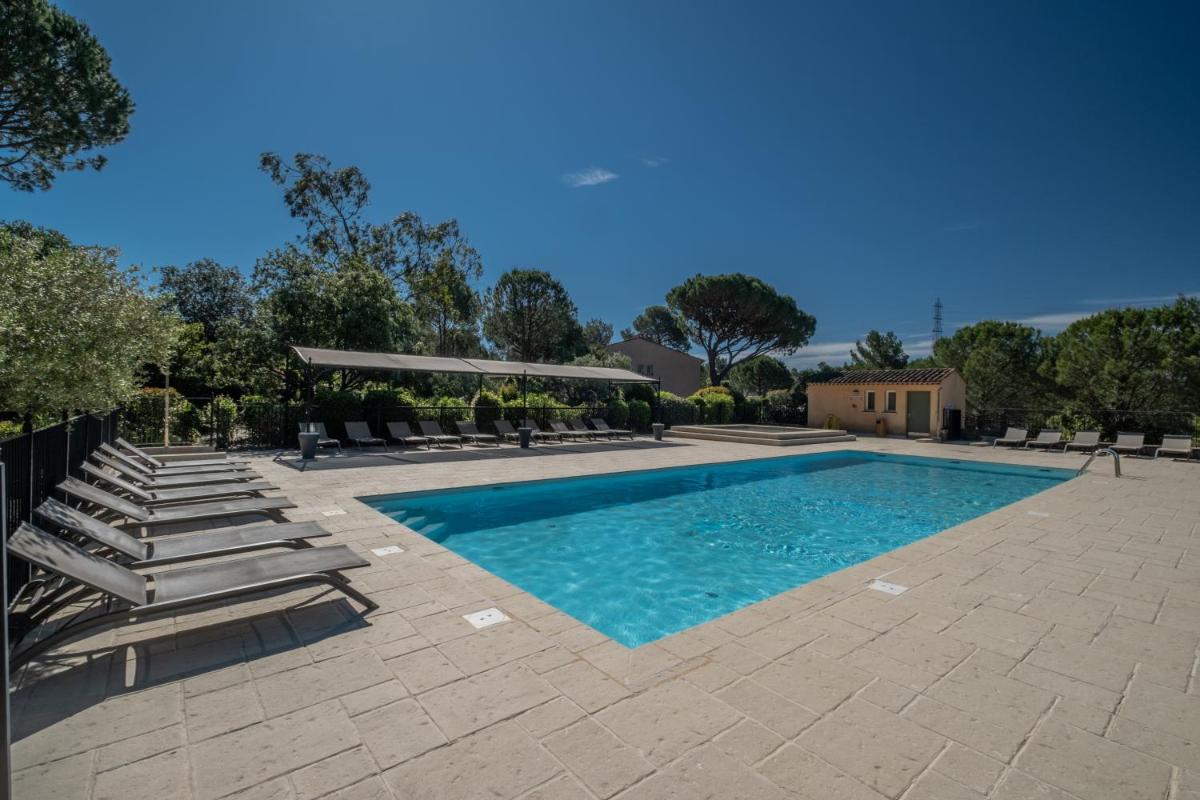 Piscine de l'établissement Les Appartements et Maisons du Domaine de Saint Endréol Golf & Spa Resort ou située à proximité