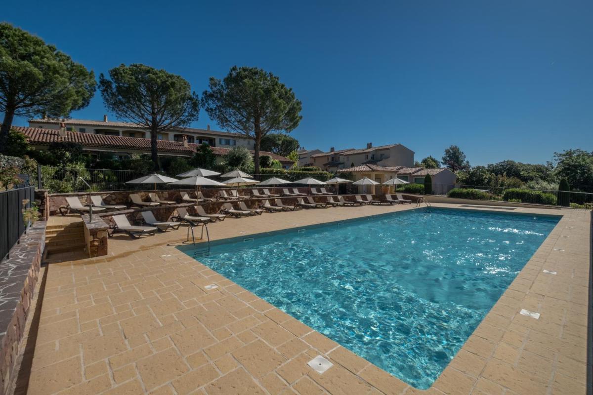 Piscine de l'établissement Les Appartements et Maisons du Domaine de Saint Endréol Golf & Spa Resort ou située à proximité