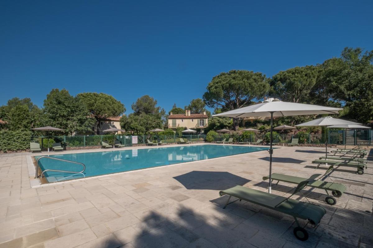 Piscine de l'établissement Les Appartements et Maisons du Domaine de Saint Endréol Golf & Spa Resort ou située à proximité
