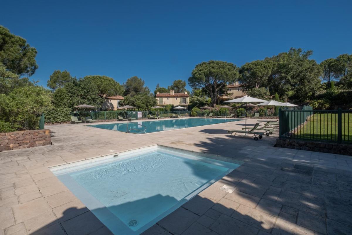 Piscine de l'établissement Les Appartements et Maisons du Domaine de Saint Endréol Golf & Spa Resort ou située à proximité