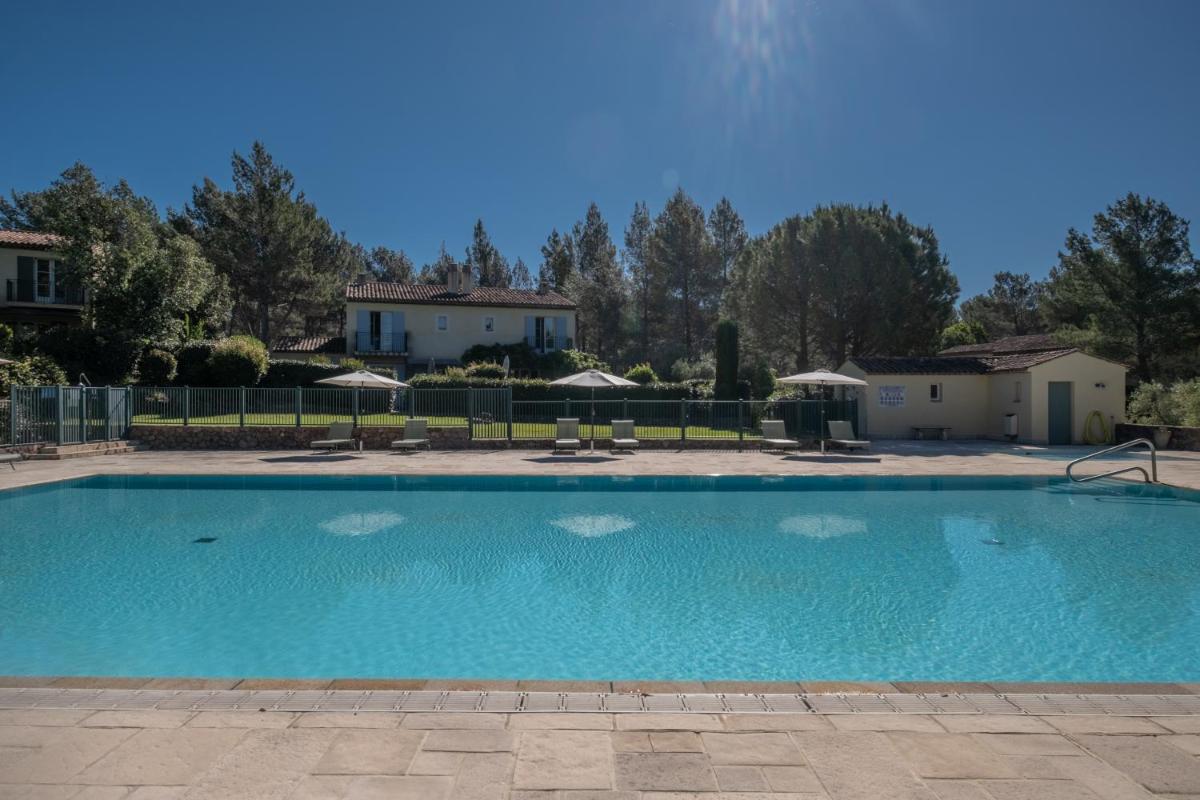 Piscine de l'établissement Les Appartements et Maisons du Domaine de Saint Endréol Golf & Spa Resort ou située à proximité