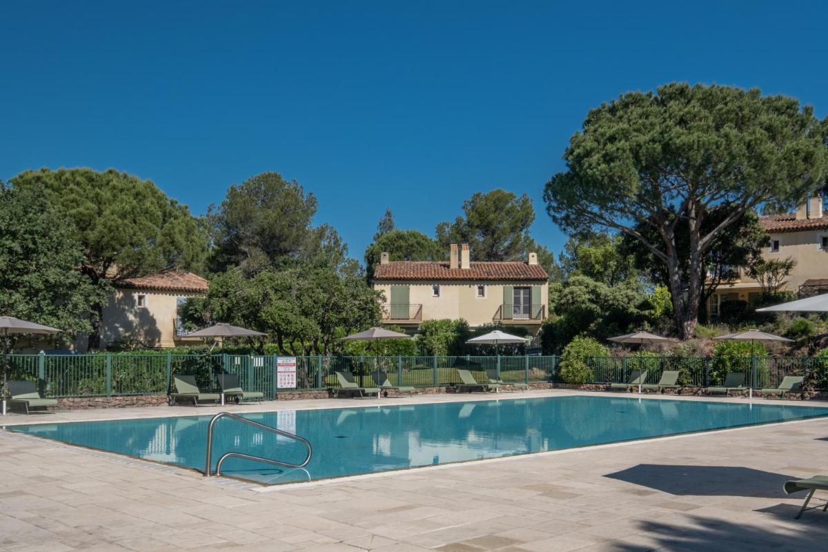 Piscine de l'établissement Les Appartements et Maisons du Domaine de Saint Endréol Golf & Spa Resort ou située à proximité