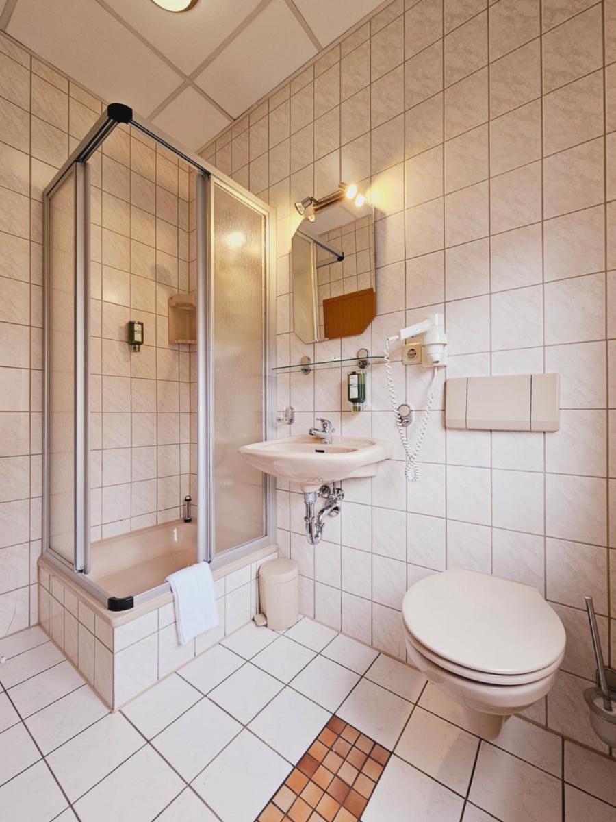 IKURA Hotel Self-check-in - Housity