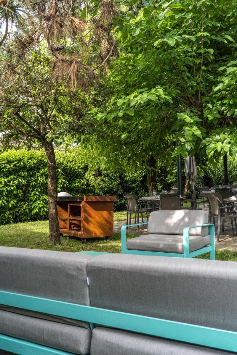 Jardin de l'établissement PoMo Hôtel & Restaurant
