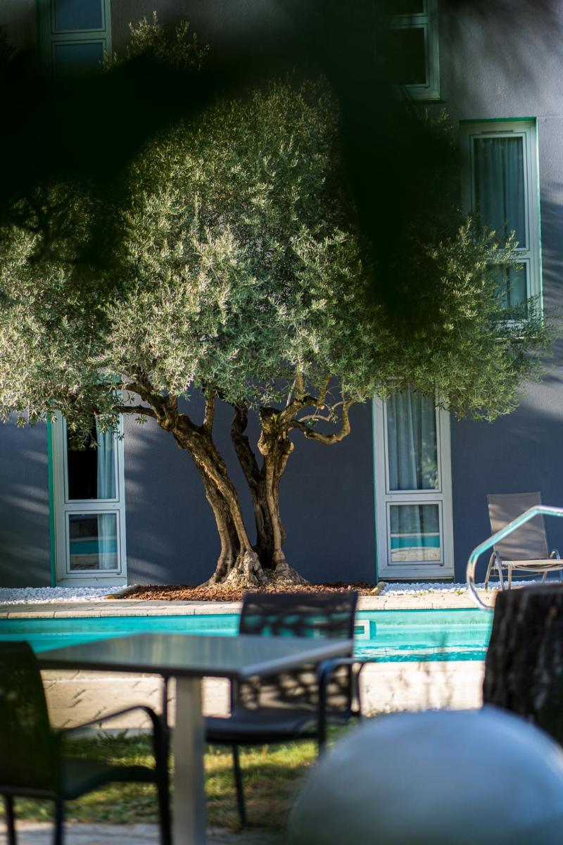PoMo Hôtel & Restaurant - Housity
