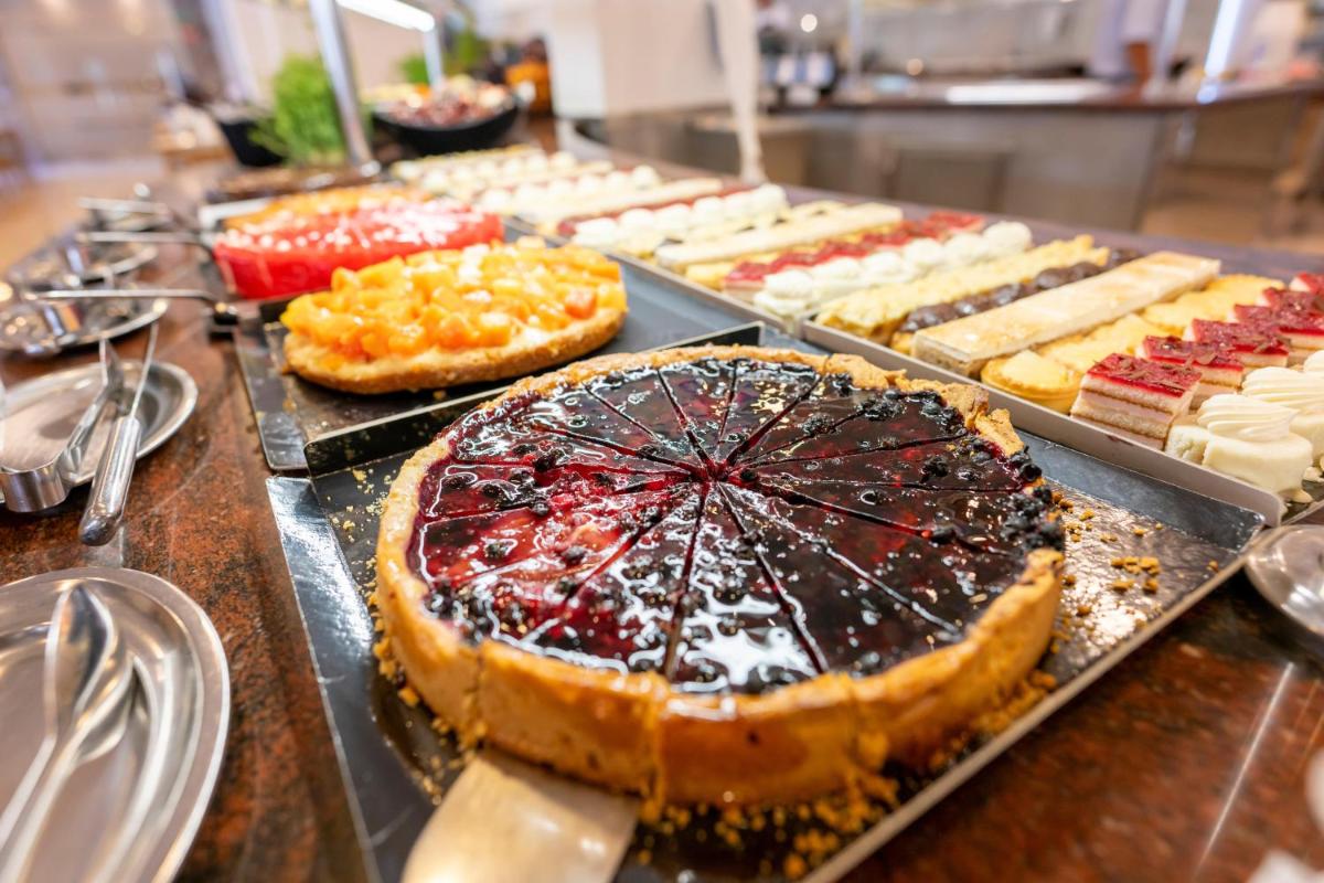 Un buffet de pasteles y otros postres en una mesa. en GF Fañabe, en Adeje 73 fotos más
