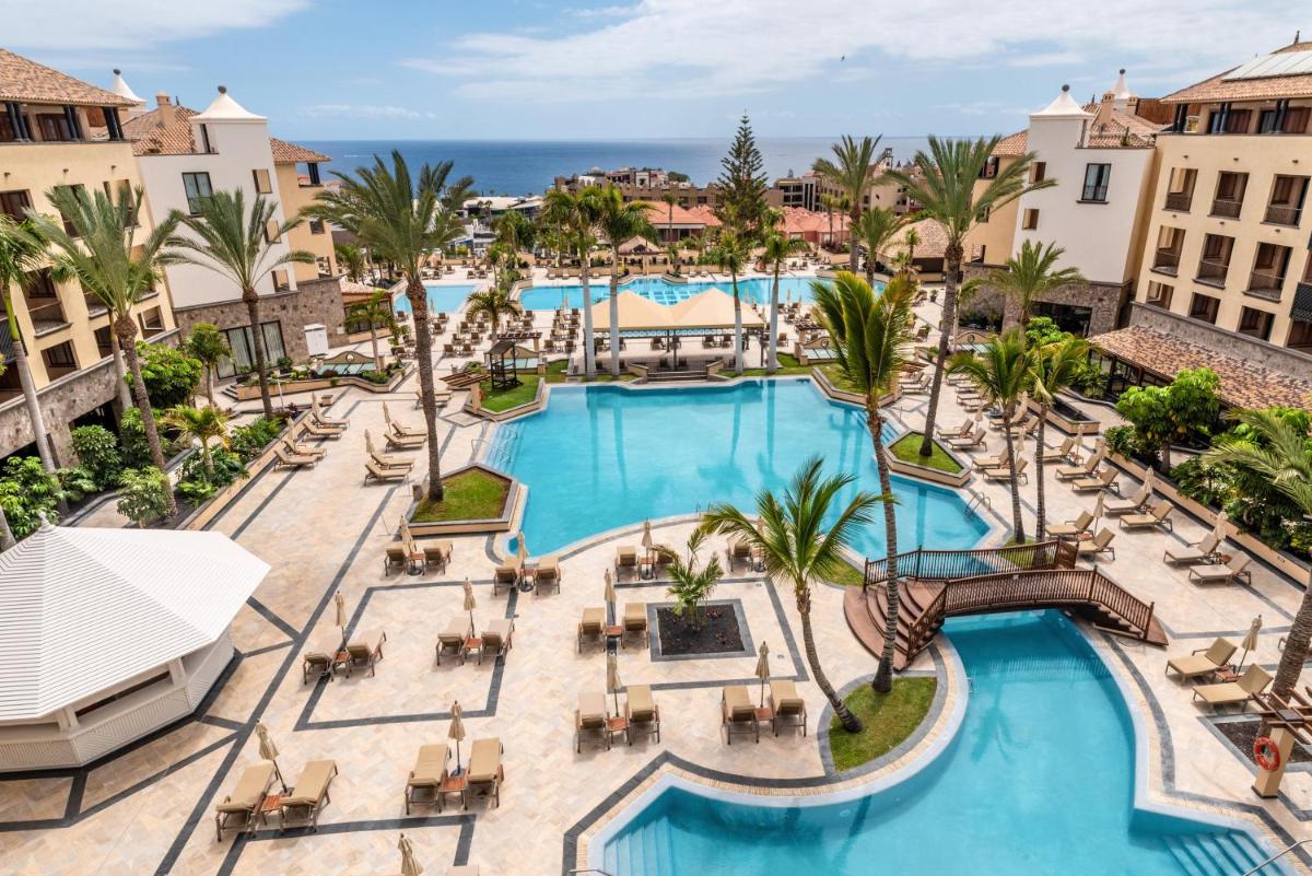- Vistas a la piscina del complejo en GF GRAN COSTA ADEJE*****, en Adeje