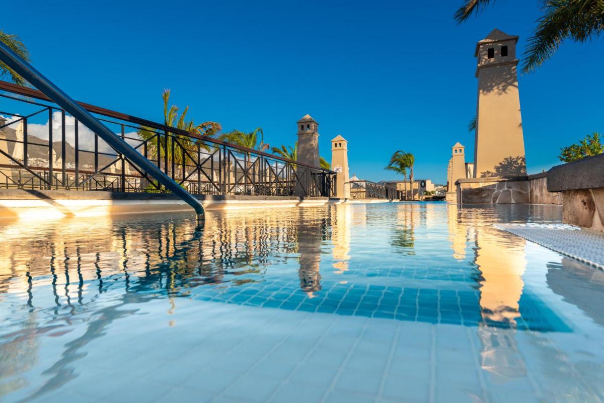 Piscina en o cerca de GF GRAN COSTA ADEJE*****