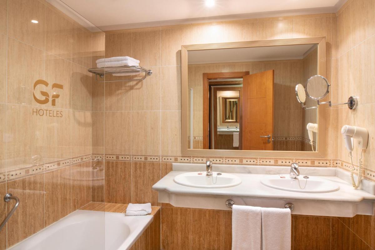 Un baño de GF Fañabe