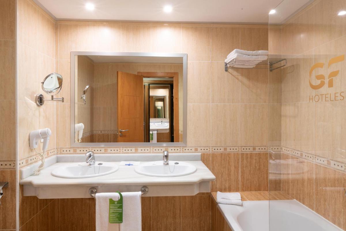 Un baño de GF Fañabe