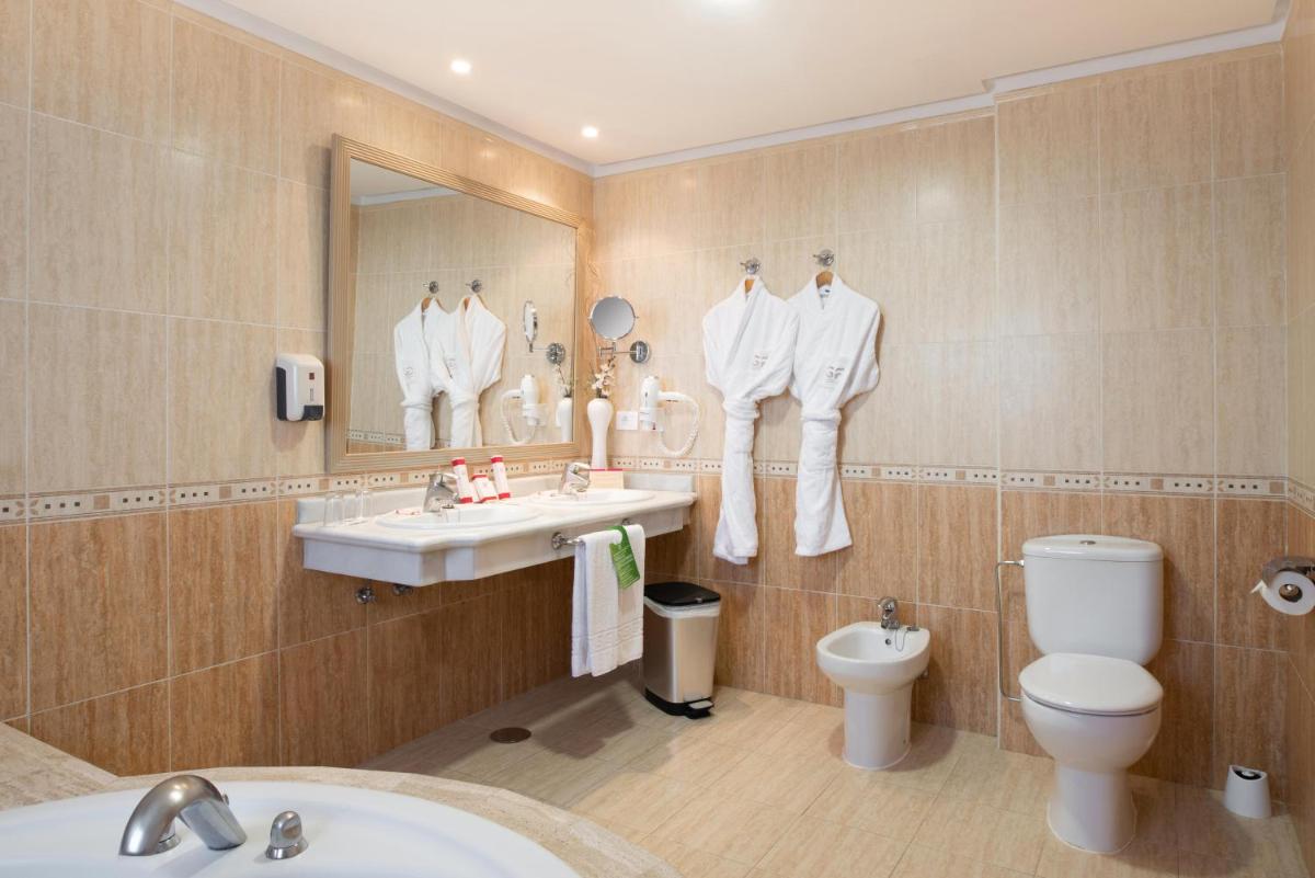 Un baño de GF Fañabe