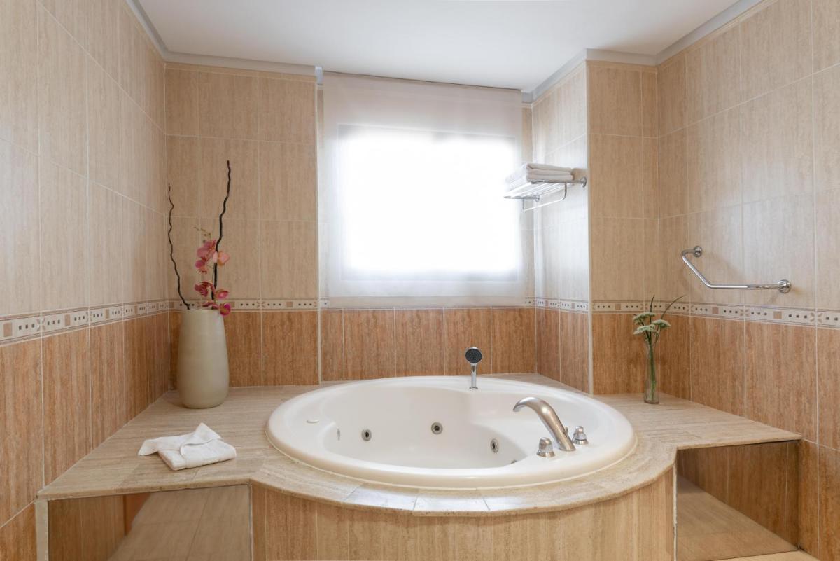 Un baño de GF Fañabe