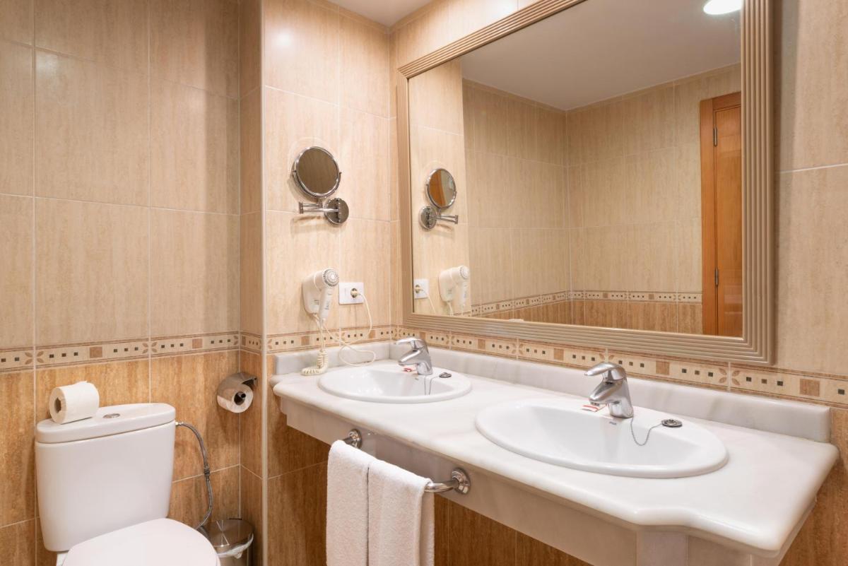 Un baño de GF Fañabe