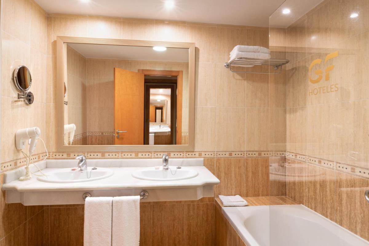 Un baño de GF Fañabe