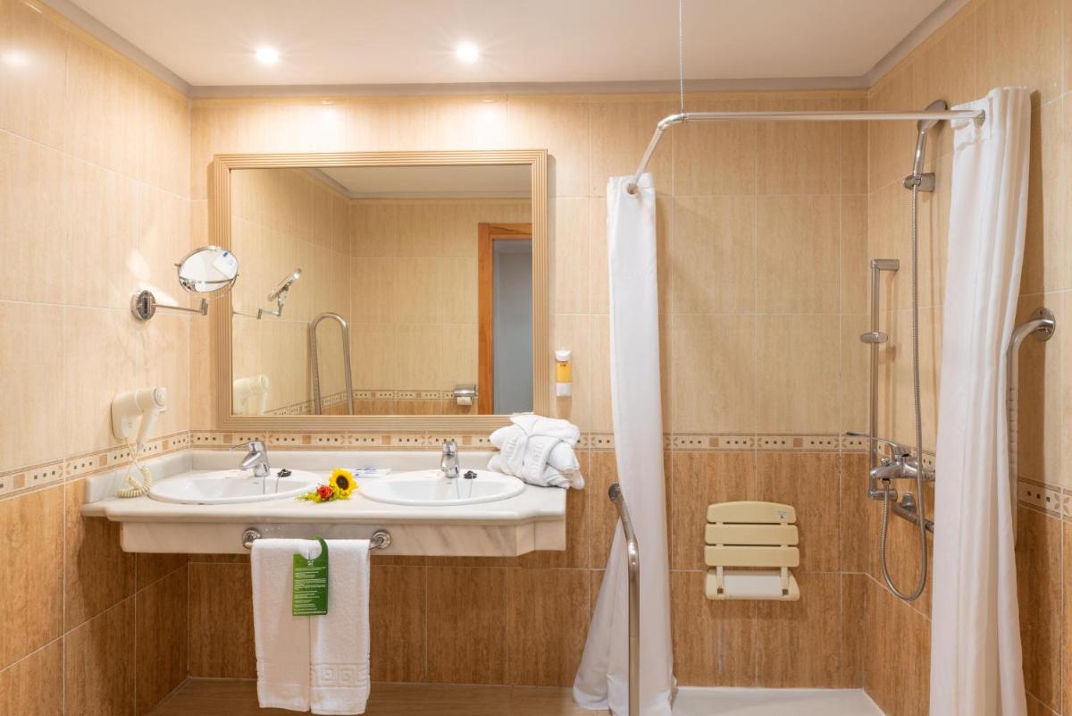Un baño de GF Fañabe