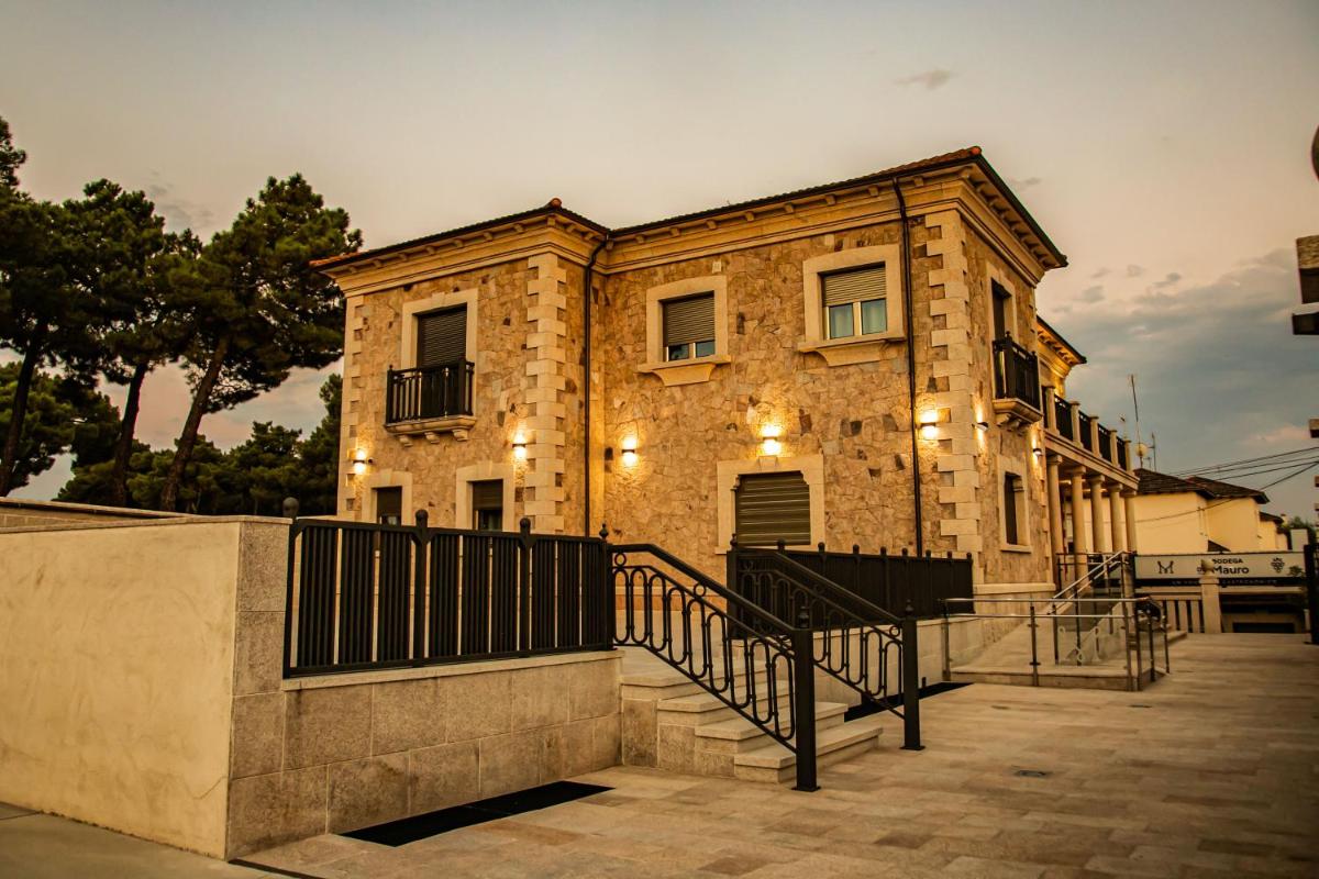 un edificio de piedra con una puerta delante en Hotel Spa Viña Real, en Arévalo 42 fotos más