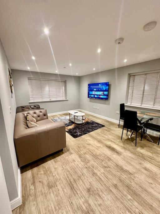 Lovely 2 bedroom 2 bathroom Apartment - Housity