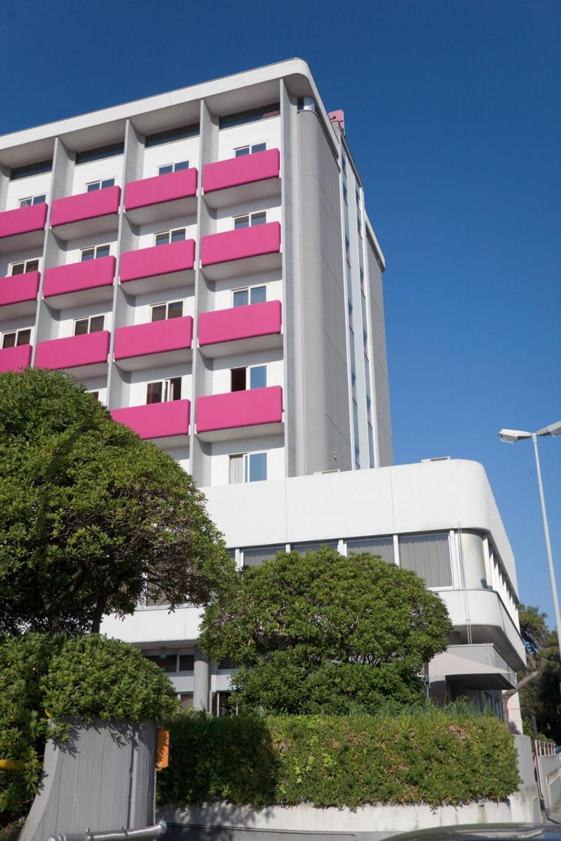 SenB Hotel - Housity