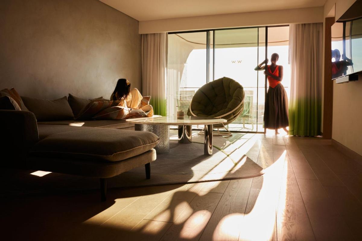 Uma área de estar em W Residences Algarve