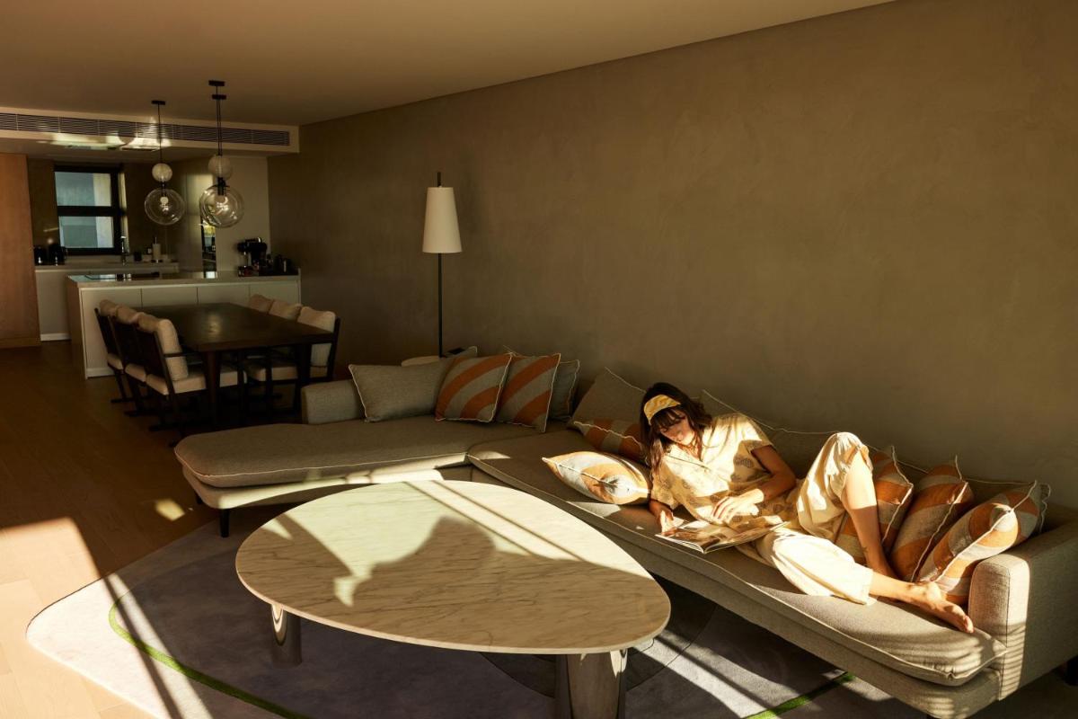 Uma área de estar em W Residences Algarve
