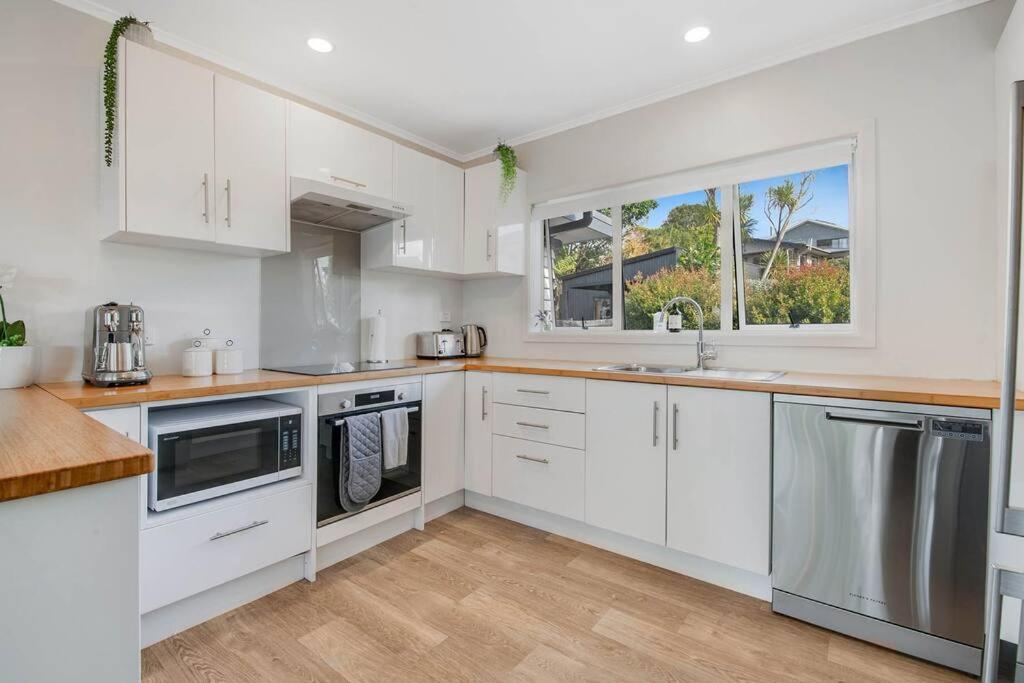 Pohutukawa Estuary Views - Housity