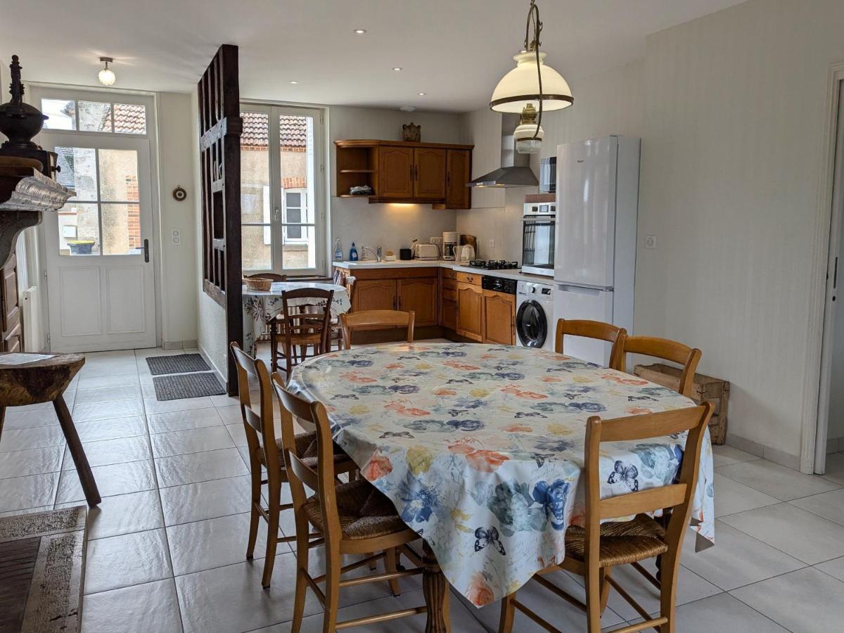 Gîte Champêtre à Mareau-aux-Prés: Terrasse, Jardin, et Confort pour 6 personnes - FR-1-590-140 - Housity