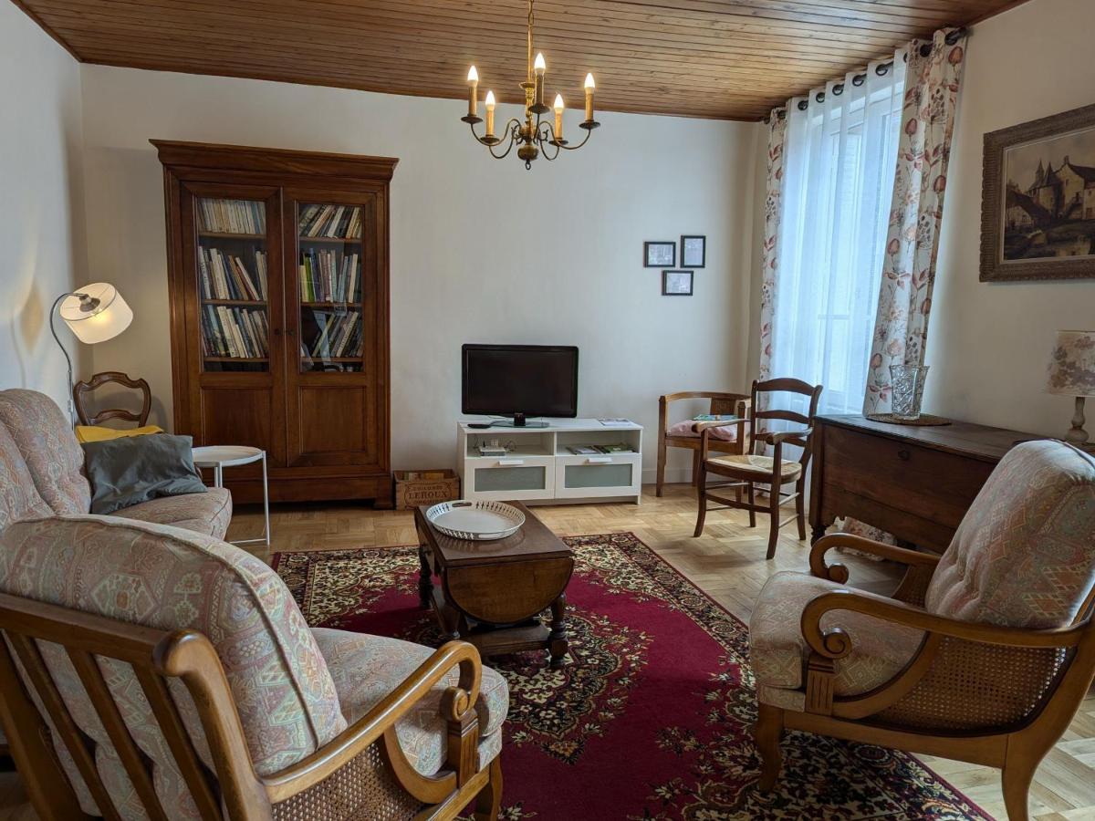 Gîte Champêtre à Mareau-aux-Prés: Terrasse, Jardin, et Confort pour 6 personnes - FR-1-590-140 - Housity
