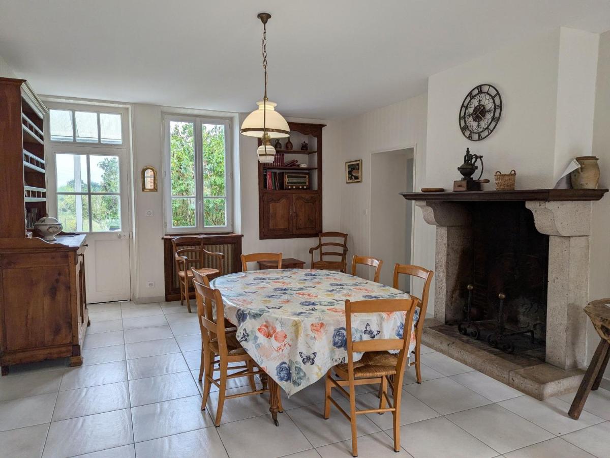 Gîte Champêtre à Mareau-aux-Prés: Terrasse, Jardin, et Confort pour 6 personnes - FR-1-590-140 - Housity