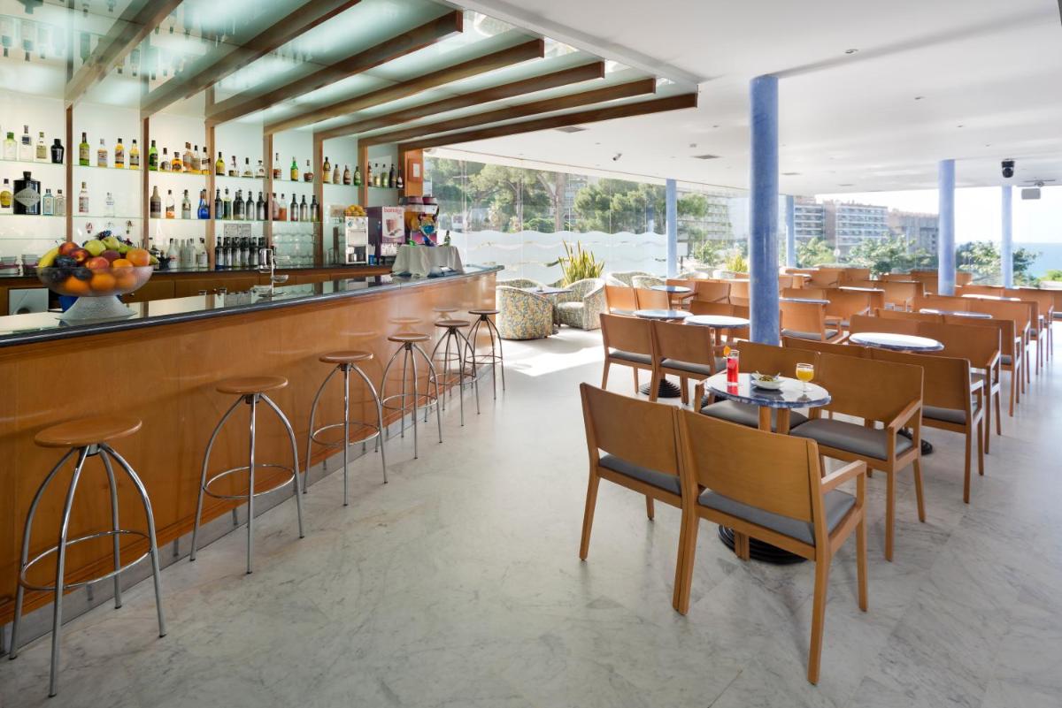 Un restaurante o sitio para comer en 4R Salou Park Resort I