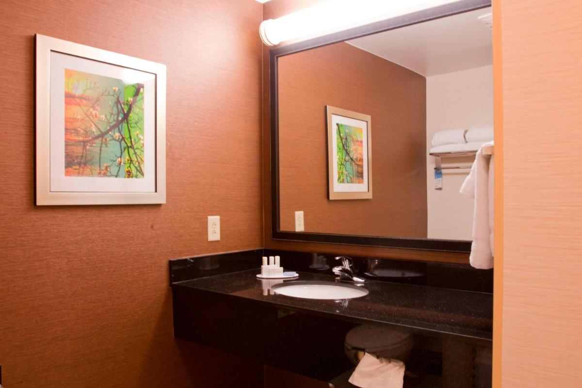 Fairfield Inn & Suites Bedford - Housity