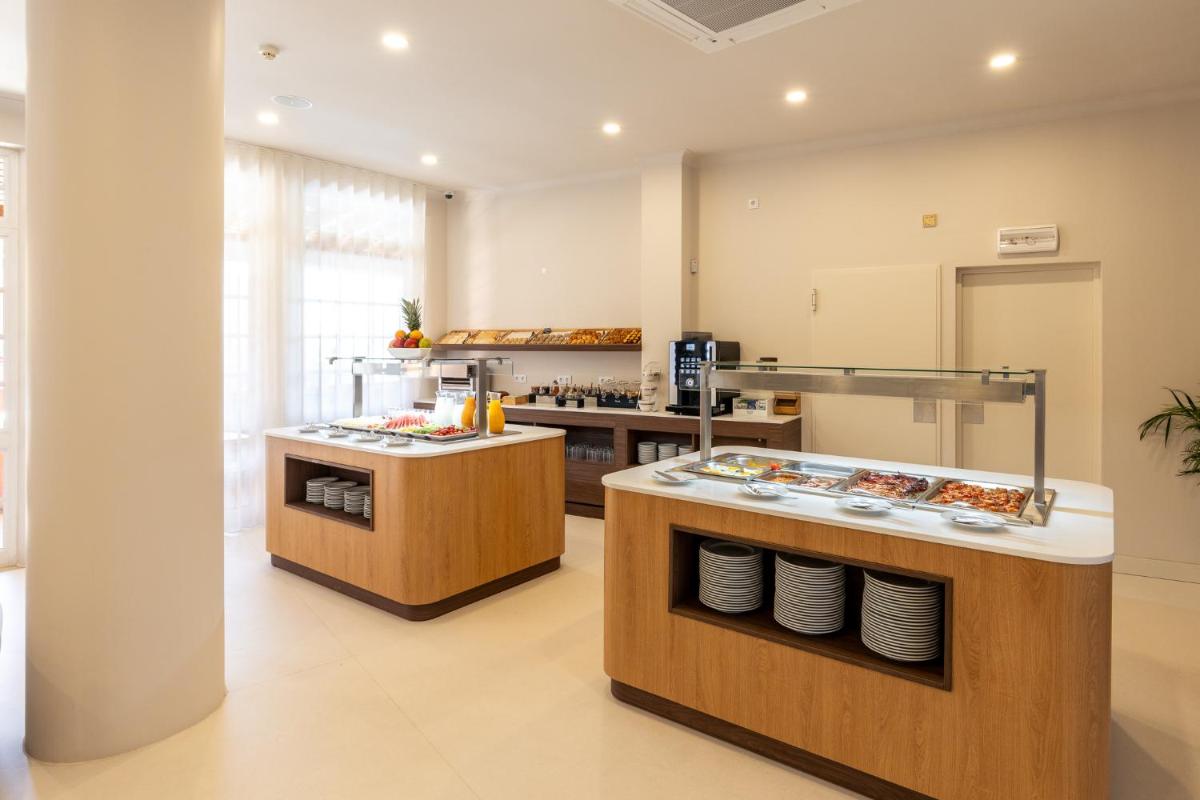 A cozinha ou kitchenette de Belavista Da Luz - Wellness & Lifestyle Hotel