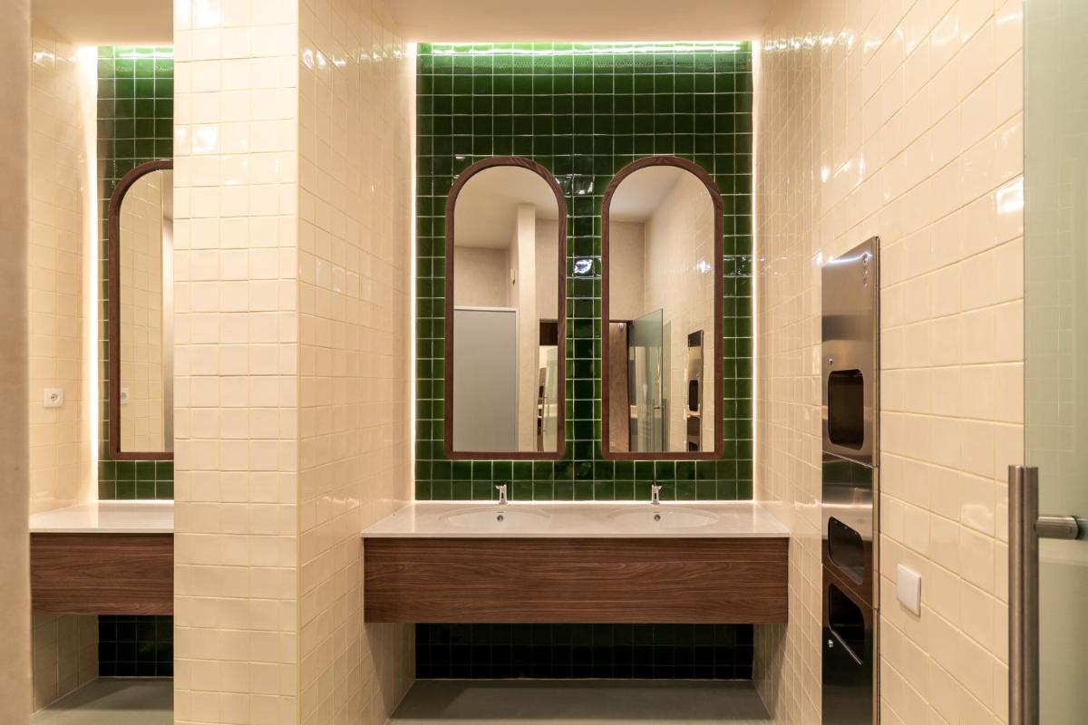 Uma casa de banho em Belavista Da Luz - Wellness & Lifestyle Hotel