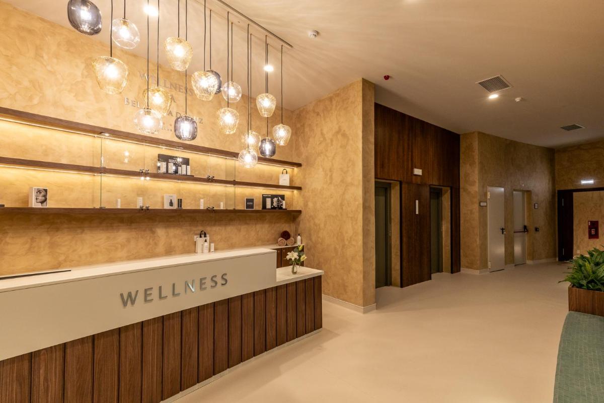 um lobby de hotel com balcão de bem-estar e luzes em Belavista Da Luz - Wellness & Lifestyle Hotel na Praia da Luz mais 52 fotografias