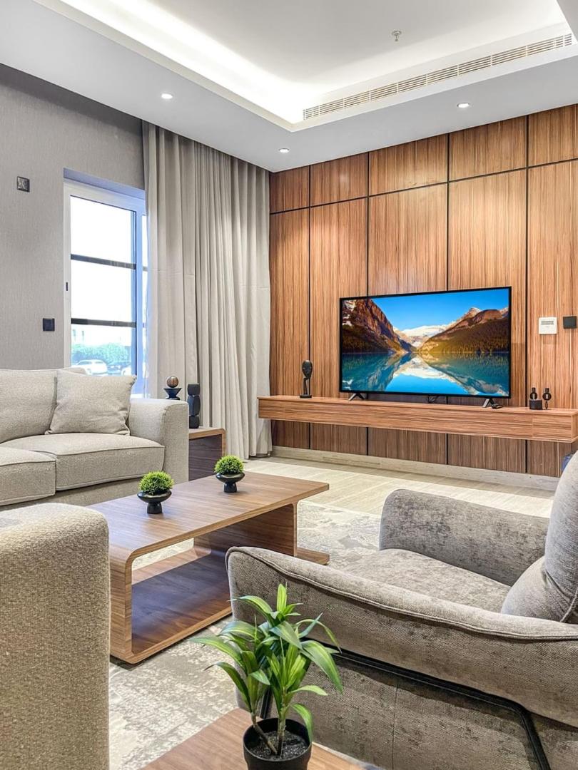 Suitetrails - GR- Modern Apartment with Three Spacious Bedrooms.