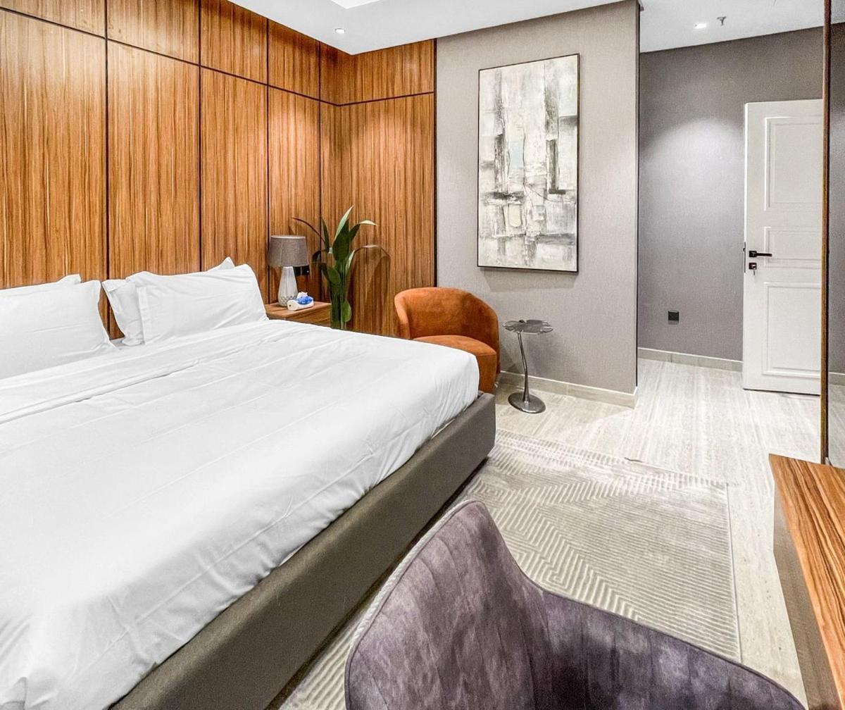 Suitetrails - GR- Modern Apartment with Three Spacious Bedrooms.