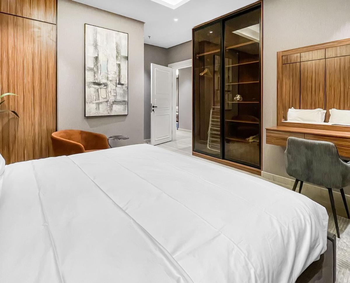 GR- Modern Apartment with Three Spacious Bedrooms. - Housity
