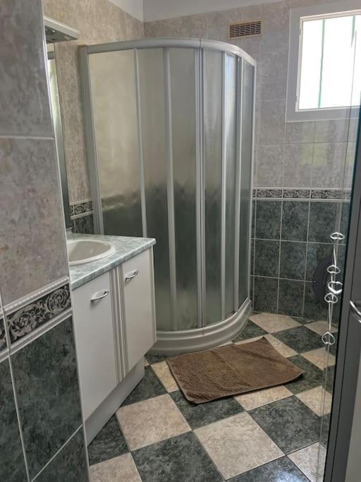 Maison 3 chambres, 2 sdb avec jardin Connerré - Housity
